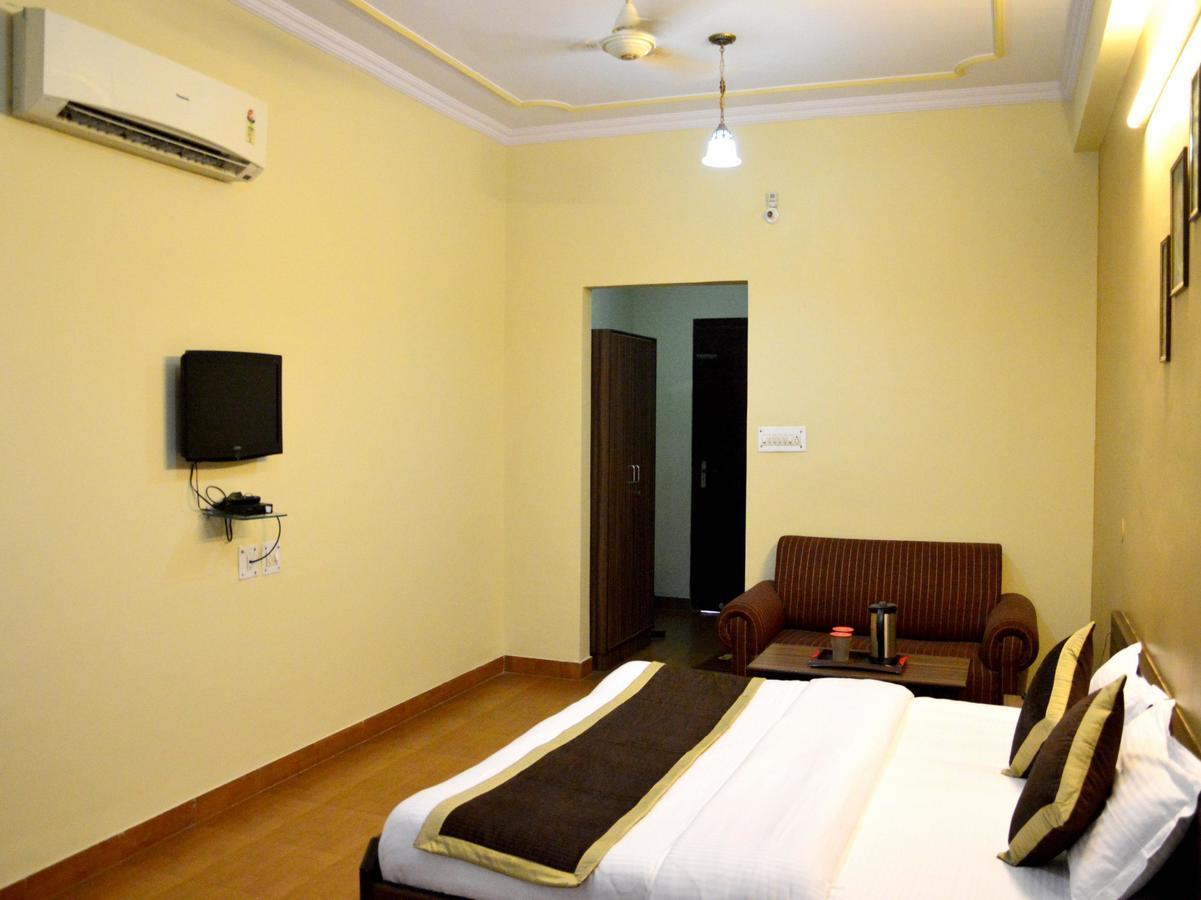 Oyo 6012 Hotel Rockwell Джайпур Екстериор снимка